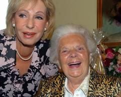 Ex-«Tagesschau»-Sprecherin Dagmar Berghoff gratuliert am Freitag (27. August 2004) in Hamburg bei der Feier der Volksschauspielerin Heidi Kabel zum 90. Geburtstag. Das niederdeutsche Ohnsorg-Theater ist untrennbar mit ihrem Namen verbunden, und über das Fernsehen machte sie das Plattdeutsche in ganz Deutschland salonfähig. (Foto: dpa)