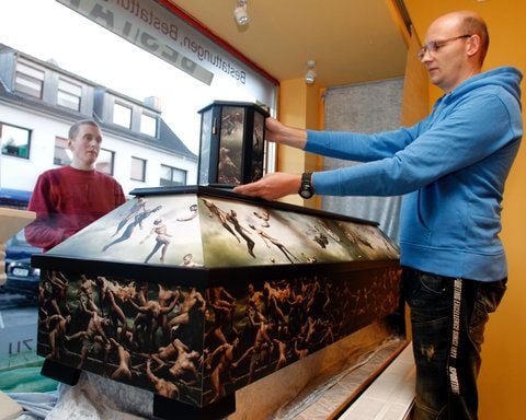 Dieser Sarg ist ein Hingucker: Er zeigt jede Menge muskulöser junger Männer weitgehend hüllenlos in athletischen Posen, aber auch eine Frau mit blankem Busen ist zu entdecken. Inspiriert sind die Fotos von Renaissance-Motiven. (FOTO: DAPD)