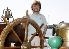 Der Forschungsreisende Arved Fuchs steht am Montag am Steuerrad eines Segelschiffs in Hamburg. Fuchs wird auf Spitzbergen ein Jugendcamp abhalten und sich auf die Spuren einer deutschen Arktis-Expedition von 1912/13 begeben. (Foto: dpa)