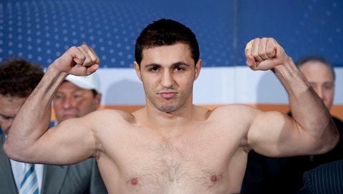 Der urkrainische Boxer Alexander Frenkel posiert am 12.03.2010 in Berlin beim offiziellen Wiegen im Berliner Hauptbahnhof. (FOTO: DPA)