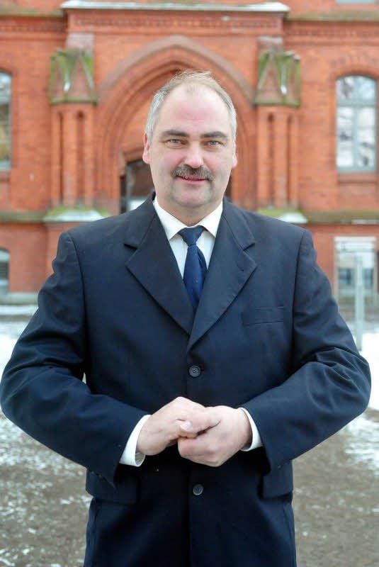 Matthias Felix vor seinem Arbeitsort, dem Neuen Rathaus - da möchte er bleiben, gerne auch als Oberbürgermeister.