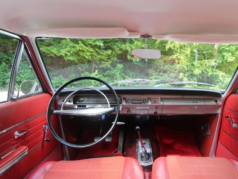 Hier sieht man rot: Innenraum des Opel Rekord A Coupé aus den 1960er Jahren.