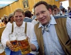 Karl-Heinz Wildmoser (l) und sein Sohn Karl-Heinz junior auf dem Münchner Oktoberfest. (Foto: dpa)
