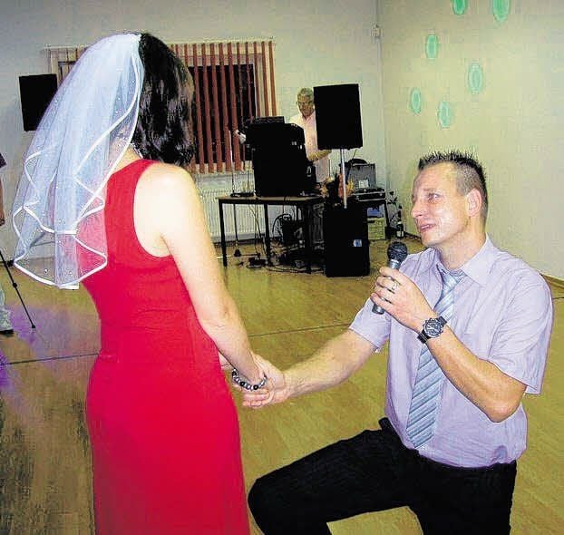 Spontan: Als Manuela Schunke den Brautstrauß ihrer Cousine fing, besorgte sich ihr heutiger Mann Norman das Mikro vom DJ und machte ihr einen Antrag.