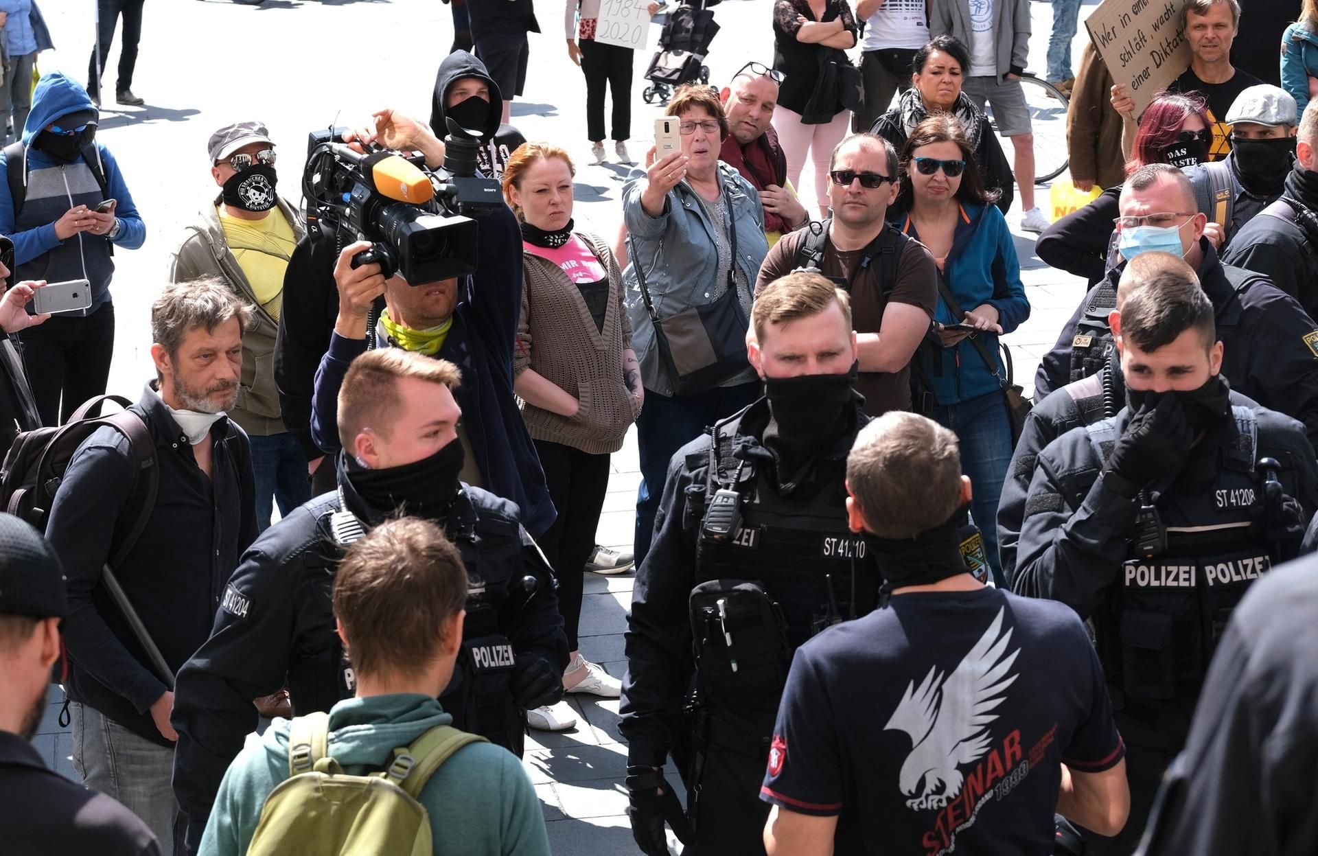 Die Polizei musste das Kamerateam beschützen. Dieses wurde schließlich unter Polizeischutz vom Markt geführt.