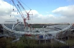 Die Dachkonstruktion des neuen Leipziger Zentralstadions. Der Stadionneubau spielt eine wichtige Rolle bei der Bewerbung Leipzigs als ein Austragungsort der Fußball-WM 2006 sowie für die Olympiabewerbung 2012. (Foto: dpa)