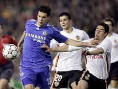 Michael Ballack (l) im Zweikampf mit Horno (Foto: dpa)