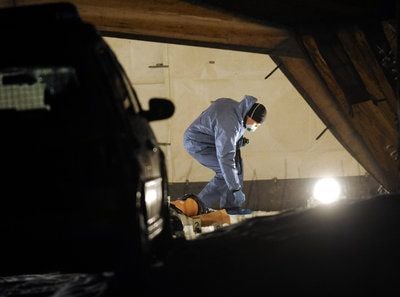 Ein Beamter der Spurensicherung bückt sich über die Leiche der 35 Jahre alten Lehrerin in Bremen.