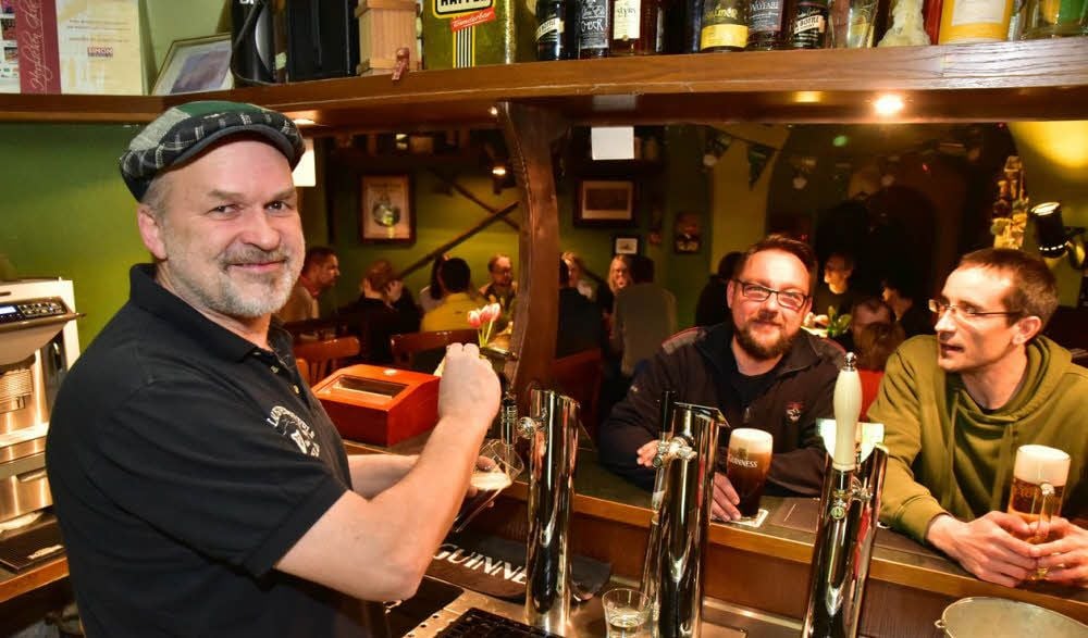 Uwe Brückner im Pub „Battlefield“ beim Zapfen eines Guinness .