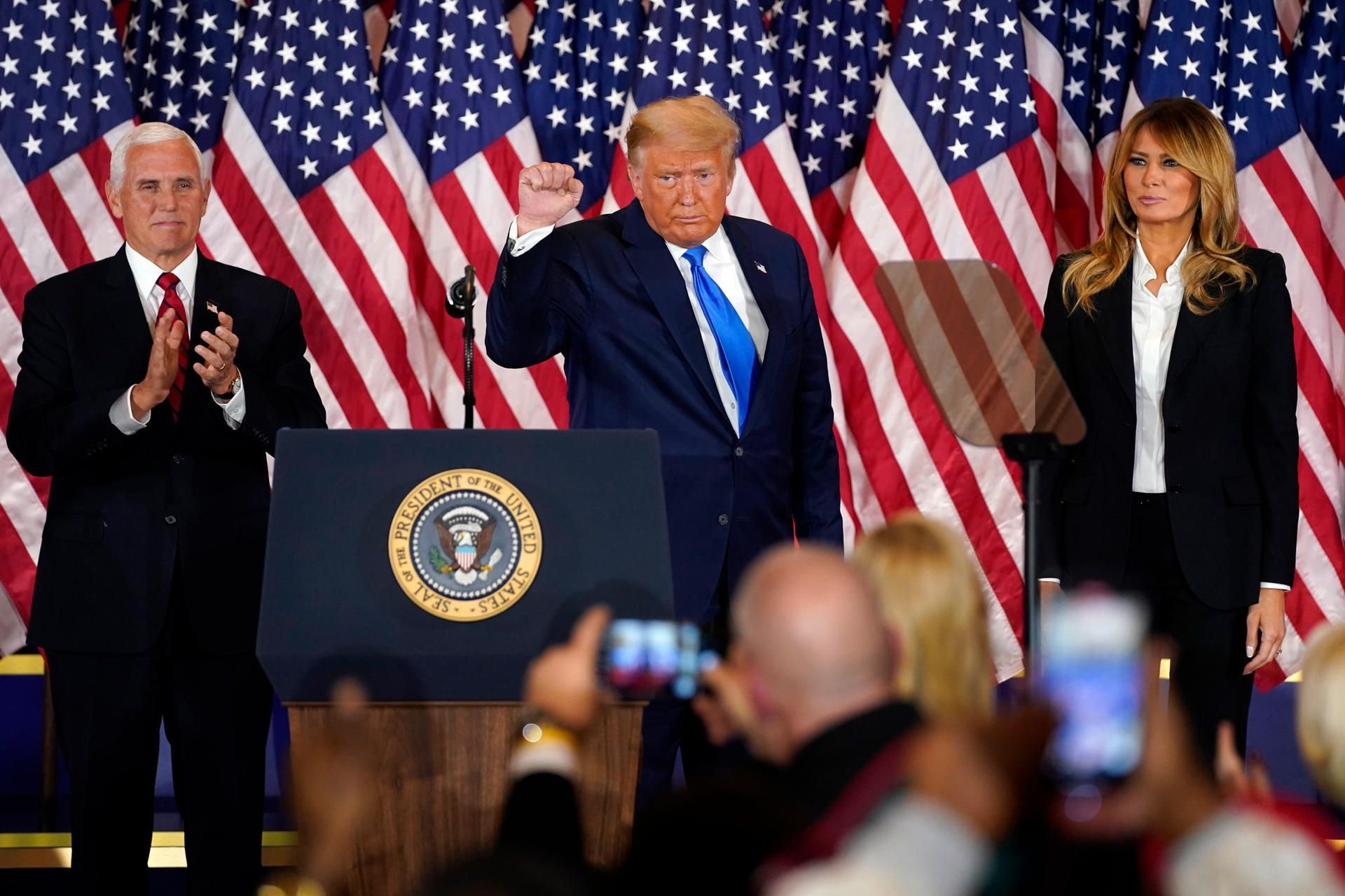 Donald Trump hatte sich zum Wahlsieger erklärt, obwohl mehrere Bundesstaaten noch kein eindeuiges Ergebnis vermeldet hatten und der Sieger so noch gar nicht feststand.