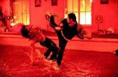 Kham (r., verkörpert vom thailändischen Actionstar Tony Jaa), tritt in dem neuen Kinofilm «Revenge of the Warrior» einen Gegner nieder. (Foto: dpa)