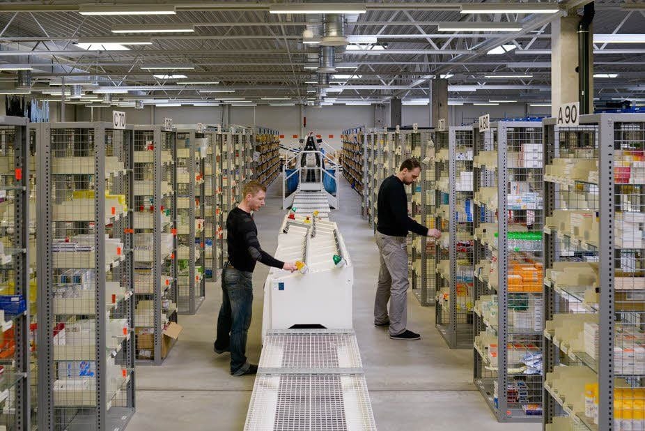 Blick in die Lagerhalle: Mehr als 6 000 Medikamente sind stets vorrätig.