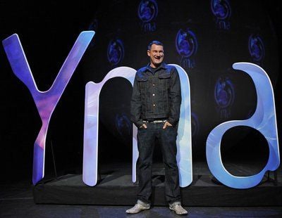 Der Designer Michael Michalsky posiert in Berlin an dem Schriftzug der Show "Yma - zu schön, um wahr zu sein". (FOTO: DPA)