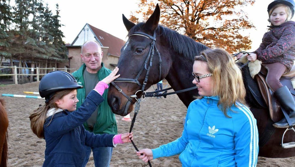 Pferde und Reiten sind das Hobby von Nathalie Martin, Lara Rex und Hanna Thieme (v. l.), hier mit dem Chef des Reitvereins, Andreas Kunze.