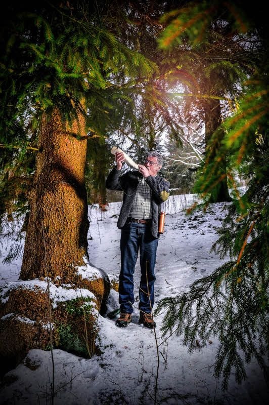 Mit einem Ochsenhorn bewaffnet, geht Hans-Günter Schärf in den Wald, um Hirsche anzulocken.