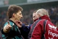 Schiedsrichter Albrecht (l) und Willi Reimann (r) diskutieren über eine Gelb-Rote-Karte. (Foto: dpa)