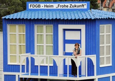 Schauspielerin Juliane Dreyer («Stupsi») steht in Berlin bei Proben für das Musical «Heißer Sommer» auf der Regattatribüne Grünau auf einer Kulisse. (FOTO: DPA)