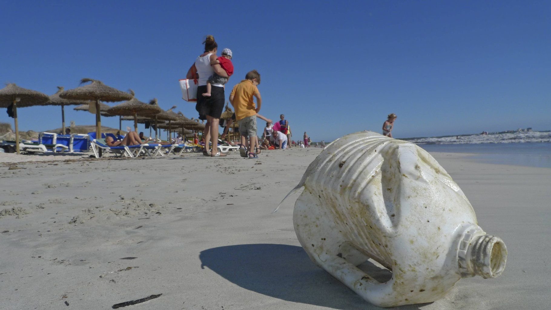 Angespülter Plastikmüll vermiest den Badespaß auf den Balearen. Umweltschützer schlagen Alarm.