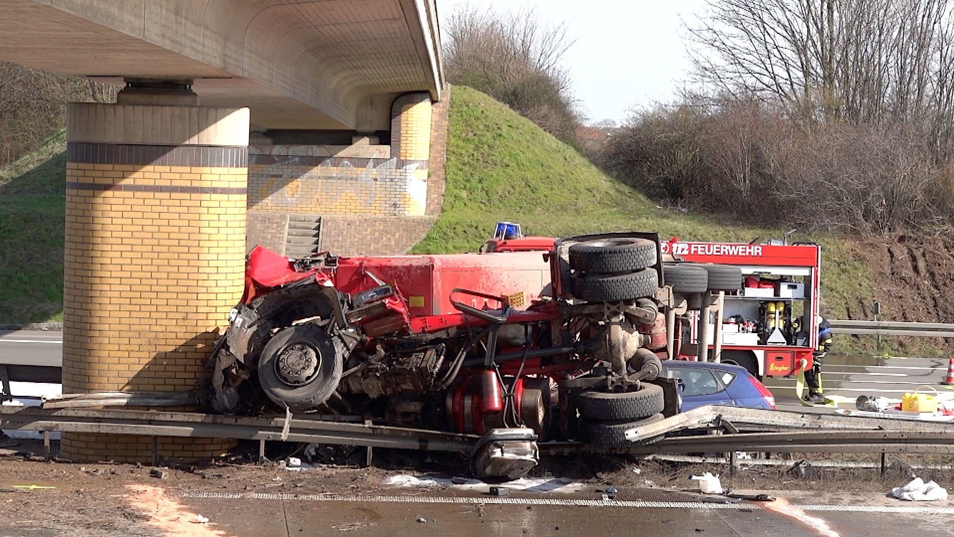 Schwerer Verkehrsunfall auf der A14 nahe dem Kreuz Magdeburg.