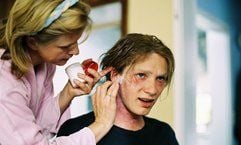 Die Mutter (Johanna Gastdorf, l) des 17-jährigen Guido (Jacob Matschenz, r) in einer Szene des Films «Neandertal» (Foto: dpa)