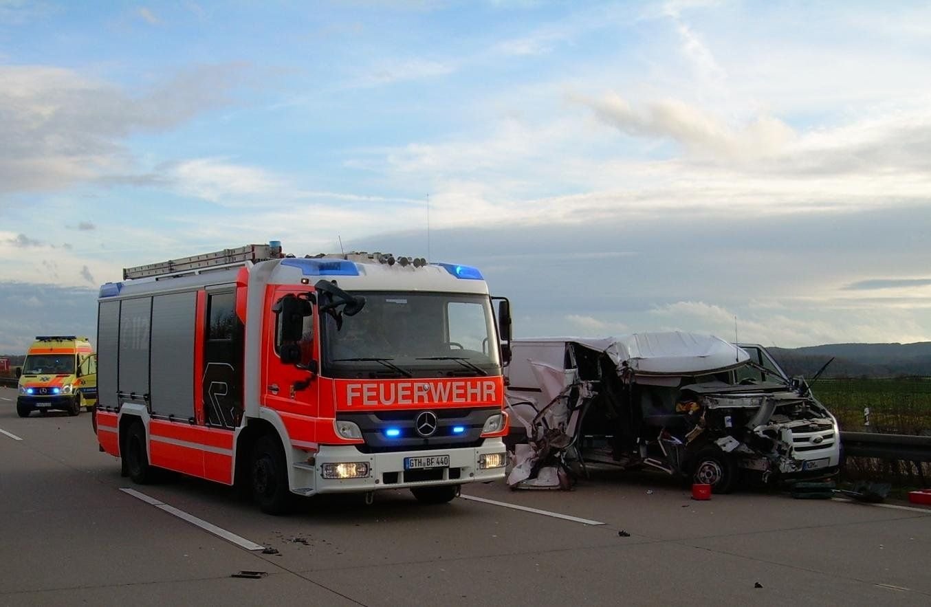 Rettungskräfte an der Unfall auf der Autobahn 4 bei Gotha.