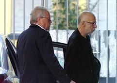 Der Maler und Kunstprofessor Jörg Immendorff (r) kommt am Donnerstag (29.07.2004) in das Landgericht in Düsseldorf. Im Prozess gegen den Maler Jörg Immendorff sollen in Düsseldorf erneut mehrere Prostituierte als Zeuginnen vernommen werden. Der an einem Nervenleiden schwer erkrankte Immendorff steht wegen Drogenbesitzes vor dem Landgericht. Der letzte Verhandlungstag musste wegen dessen schlechten Gesundheitszustandes abgebrochen werden. Immendorff war vor knapp einem Jahr mit neun Prostituierten und mehreren Gramm Kokain in der Suite eines Düsseldorfer Luxushotels ertappt worden. (Foto: dpa)