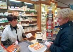 Eine Patientin wird in einer Apotheke bedient. (Foto: dpa)