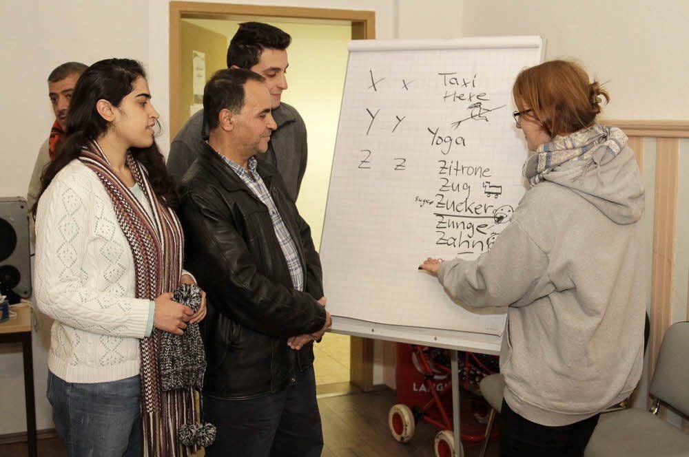 Die Gäste aus Syrien sind sehr wissbegierig. Wendy Glaß (rechts) lernt mit Tarek Hakim und seinen beiden Kindern Deutsch.