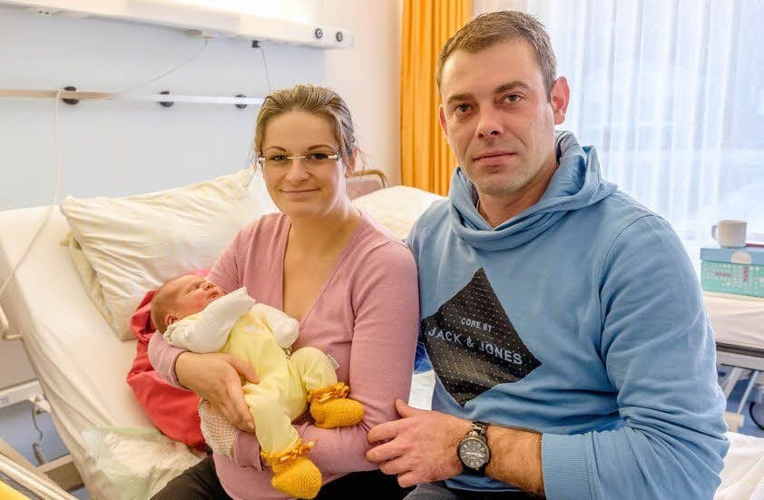 Erschöpft aber sehr glücklich: Stephanie und Kai Jagella aus Bergwitz mit ihrem Sohn Max. Geboren wurde der Junge am 20. Dezember im evangelischen Krankenhaus Paul Gerhardt Stift in Wittenberg. Da wog er fast 4 000 Gramm, sehr stattlich.