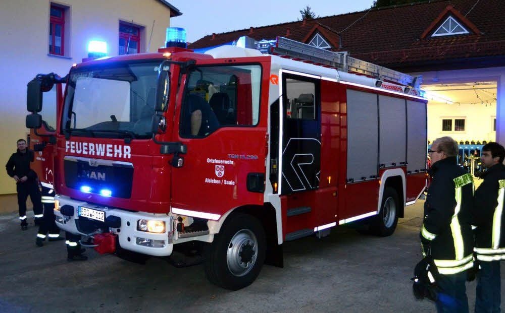 Interessiert beobachten etliche Kameraden „BBG A-112“ auf den letzten Metern seiner Überführungsfahrt.