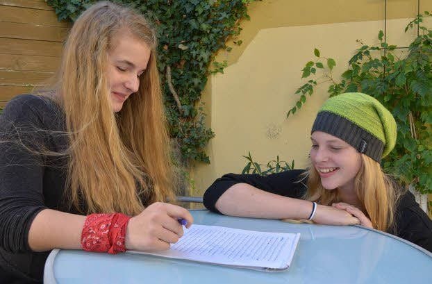 In Halle beim Schreiben: Alice Henseleit (links) und Hannah Mertens.