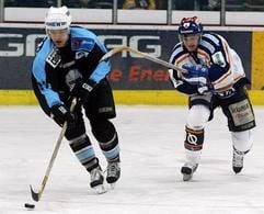 Eishockey Playoff-Viertelfinale, Eisbären Berlin - Hamburg Freezers am Mittwoch (12.03.2003) in der Deutschlandhalle in Berlin. Der Berliner Boris Blank (r) versucht seinen Gegenspieler Greg Andrusak (l) von den Hamburg Freezers mit dem Schläger zu behindern. (Foto: dpa)
