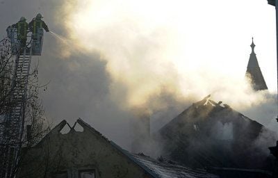 Bei einem Brand in der Innenstadt von Apolda (Thüringen) sind am Mittwoch (17.02.2010) mindestens sechs Häuser ausgebrannt. Die Löscharbeiten dauern derzeit noch an. Die Brandursache ist noch unklar. (FOTO: DPA)