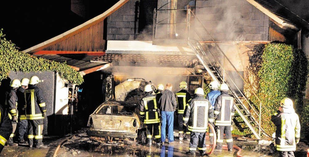 In Breitungen brannte eine Garage und das darin abgestellte Fahrzeug.