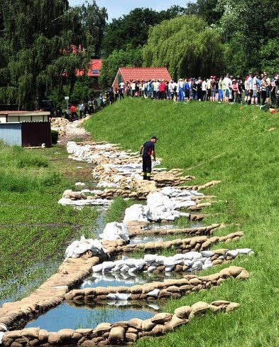 Kaskaden säumen den Deich in Dabrun.