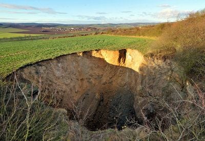 In der Nähe von Rottleben in Nordthüringen klafft ein rund 12 Meter tiefer Krater mit einem Durchmesser von knapp 20 Metern.