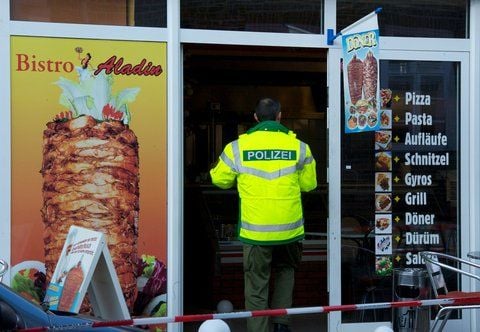 Ein Polizist sichert Spuren in einem Bistro in Döbeln. Zehn Monate nach dem Mord an einem Imbiss-Betreiber beginnt in Chemnitz der Prozess. (FOTO: DPA)