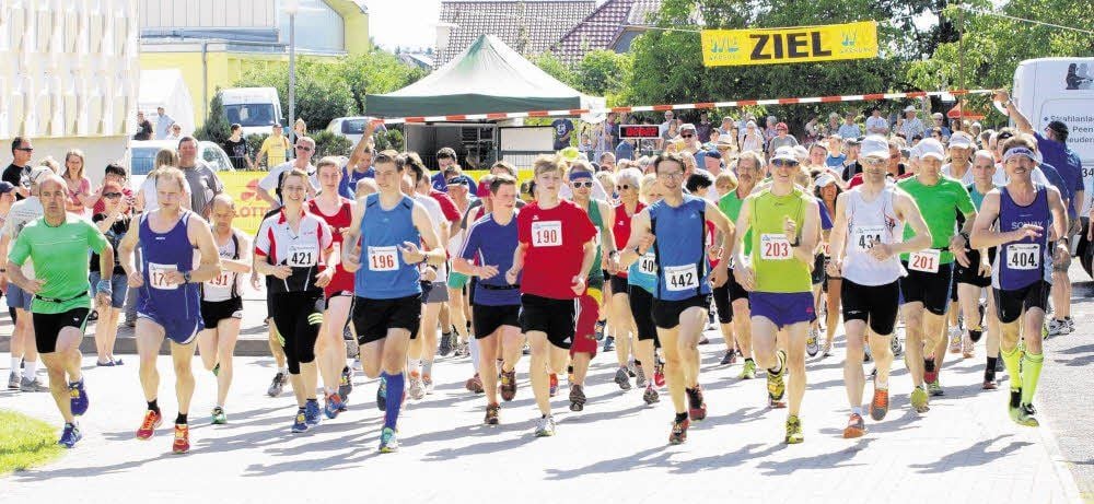 100 Läufer gingen mit Kanonendonner auf die 11,4 und 7,6 Kilometer. Daniel Medenwald (424) gewann die längere Distanz, Toni Keller (203) die 7,6 Kilometer.