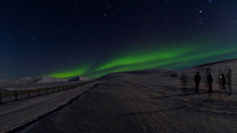 Von November bis Januar sind in Spitzbergen die Tage wie Nächte: dunkel. Doch unterwegs im Zwielicht erkennt man viele Facetten der Farbe Blau.