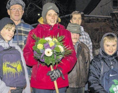 Anja Peter mit dem Blumenstrauß der Woche, gesponsert von der Blumenboutique Meinhardt