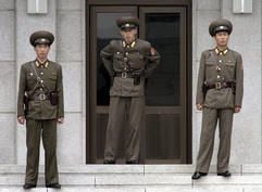 Hier herrscht Ordnung: Nordkoreanische Soldaten stehen an der Grenze der so genannten demilitarisierte Zone zwischen Nord- und Südkorea in der Ortschaft Panmunjeom. (Foto: dpa)