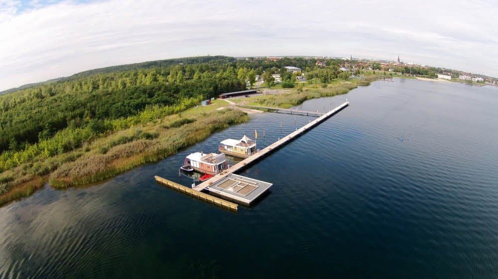 Das Goitzsche Resort aus der Luftperspektive: Zehn schwimmende Häuser und neun Hausboote sind auf dem See geplant.