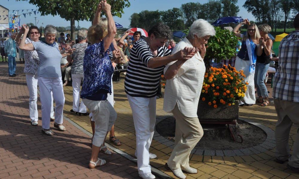 Die Annemarie-Polka, gespielt von den Original Falkenberger Blasmusikanten, durfte beim Schifferfest auf der Elbpromenade in Elster nicht fehlen.