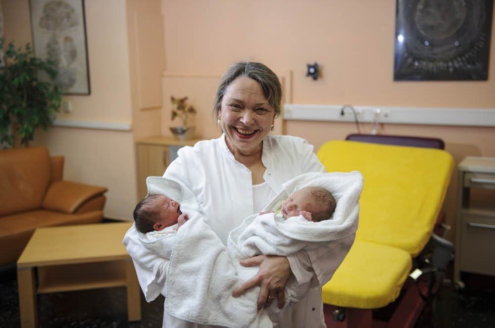 „Irgendwann hab ich aufgehört, mitzuzählen“: Petra Kaltwaßer mit zwei neuen Erdenbürgern.