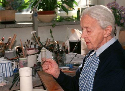 Das Foto aus dem Jahr 1997 zeigt die Keramikerin Hedwig Bollhagen (1907 - 2001) in ihrer Werkstatt im brandenburgischen Marwitz nördlich Berlins. (FOTO: DPA)