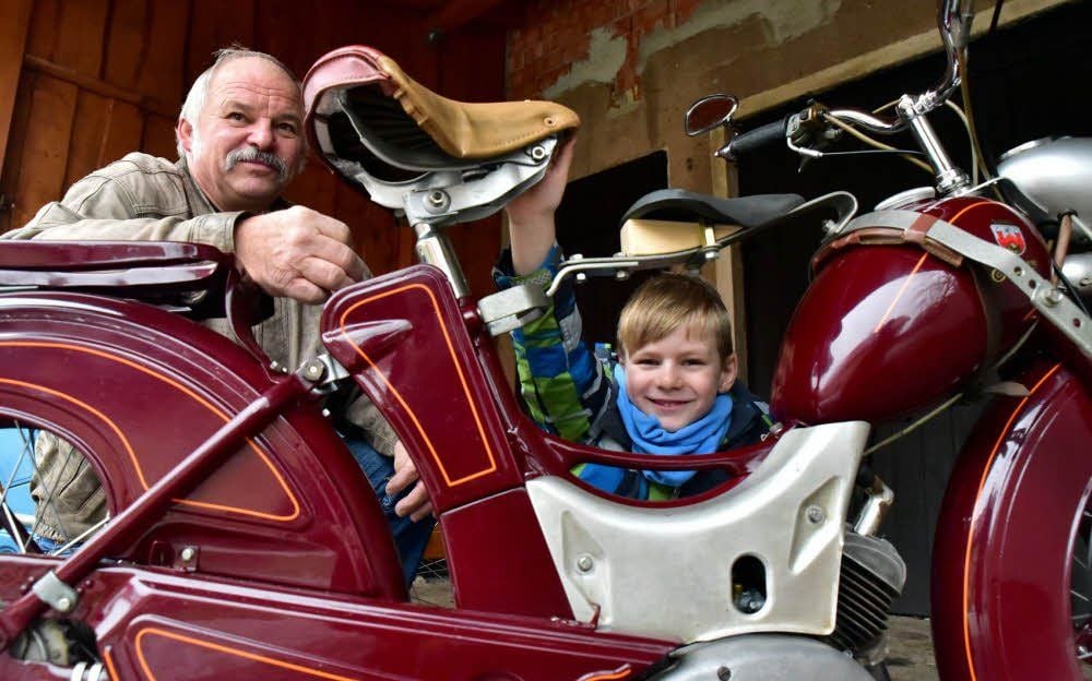 Mit diesem Moped von Großvater Rainer Matthei kann Nils auch schon bei Rallyes und Ausfahrten der Oldtimerfreunde dabei sein.