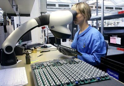 Elektronikfacharbeiterin Sylke Juschkat fertigt in der Tonfunk Elektronik Systeme GmbH in Ermsleben (Landkreis Harz) Leiterplatten (FOTO: DPA)