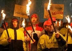 Mehrere hundert Beschäftigte der Nachtschicht von DaimlerChrysler versammeln sich am Mittwoch (1. März 2006) kurz nach Mitternacht mit Fackeln zu einem Warnstreik vor dem Werkstor in Sindelfingen. (Foto: dpa)