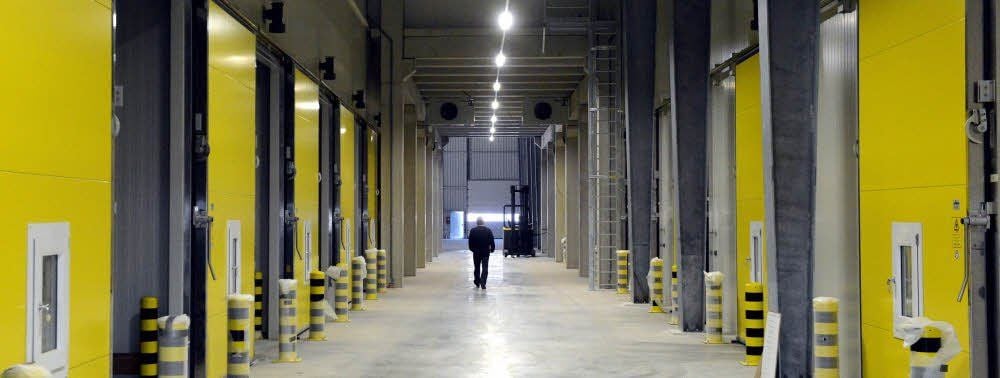Rechts und links hinter den gelben Türen befinden sich die Kühlzellen.