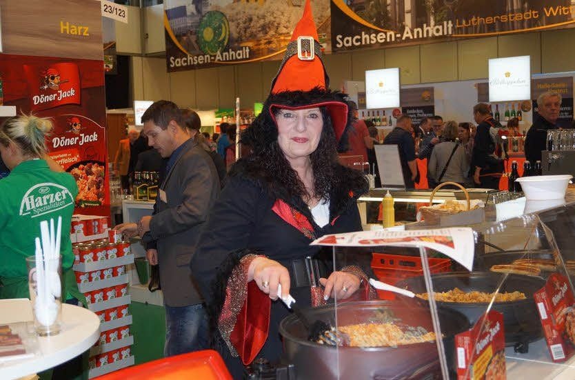 Am Stand von der Ballenstedter Keunecke Feinkost GmbH auf der Grünen Woche schlüpft Gerti Braun ins Hexen-Kostüm.